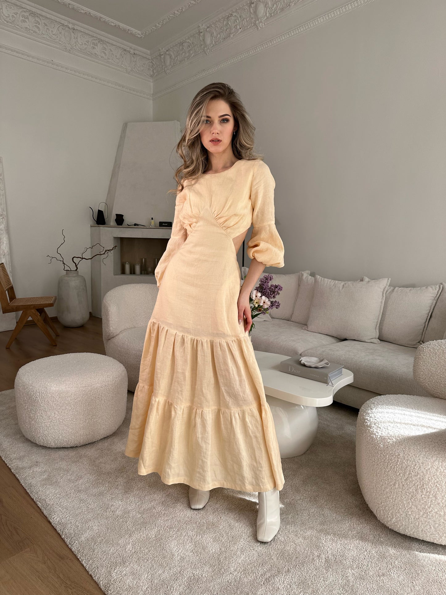 Pastellgelbes Leinenkleid mit Cut-outs und tiefem Rückenausschnitt