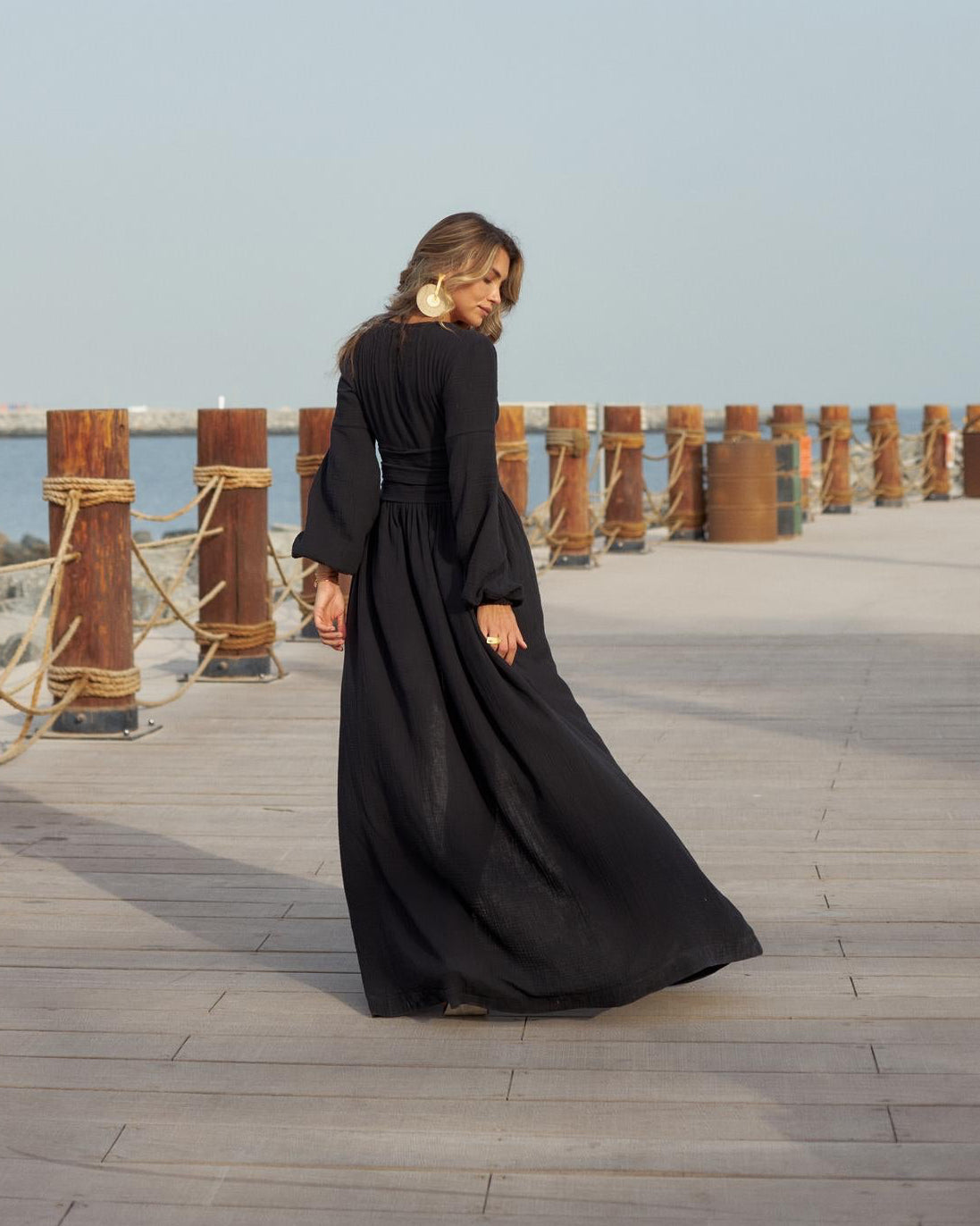 woman in long black dress Deep neck black dress – Piure_com