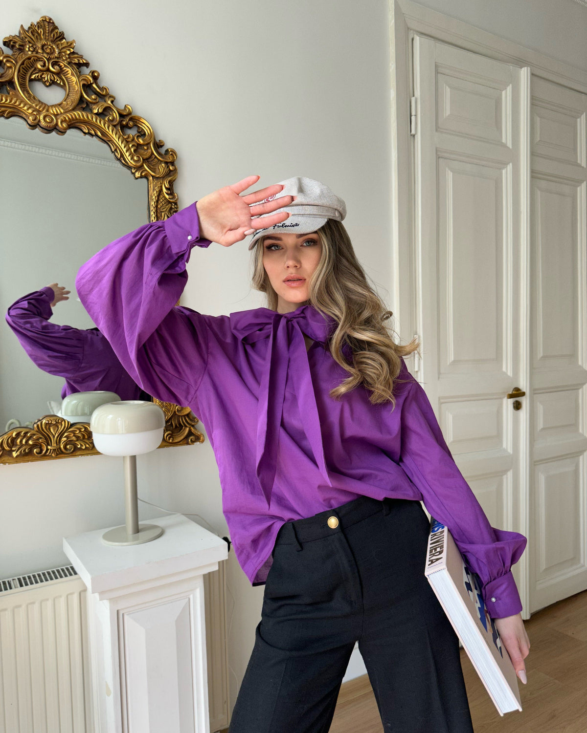 Purple cotton blouse with sculptural draping, voluminous sleeves and long ascot ties