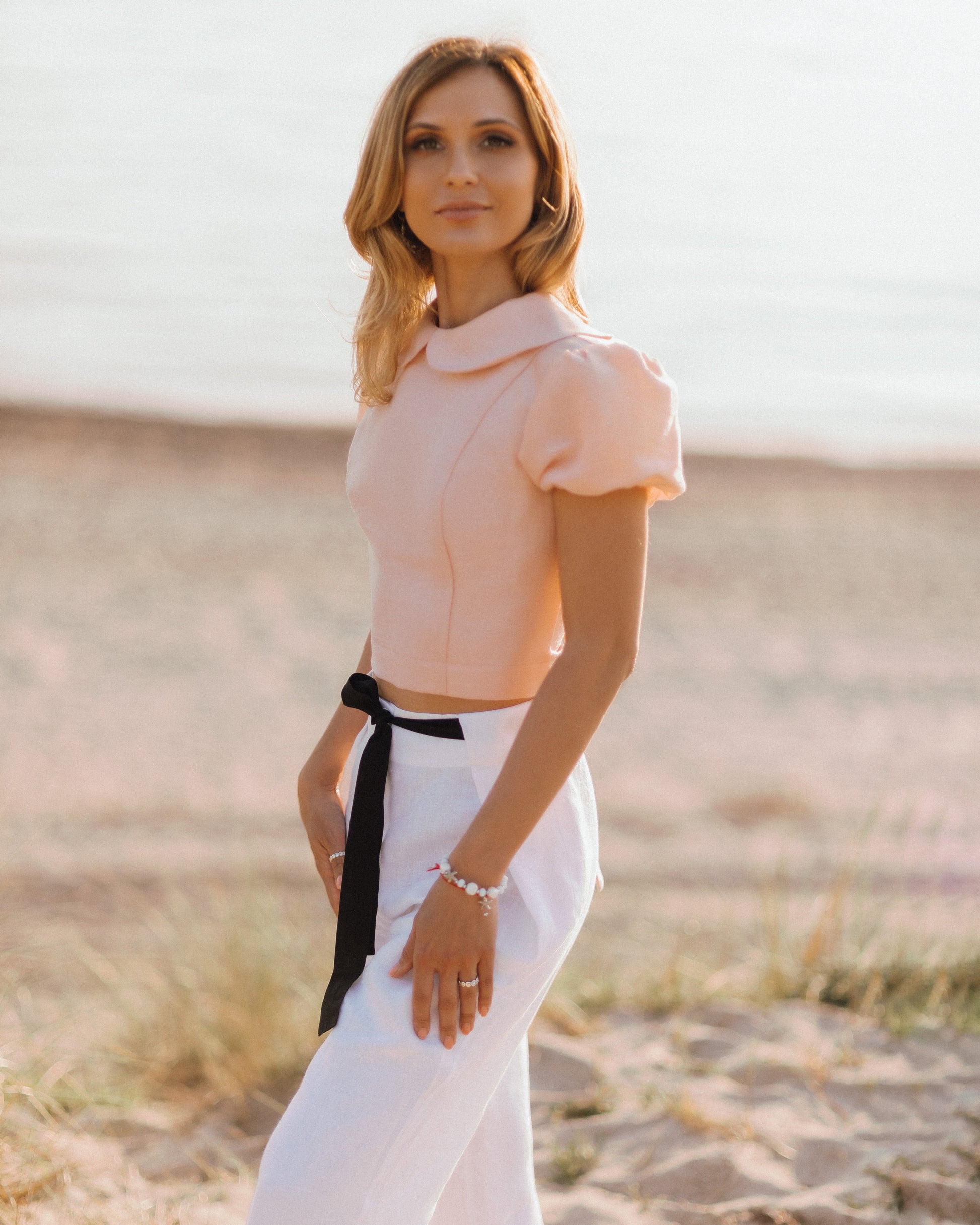LUNA pink linen top with puff sleeves and cropped silhouette